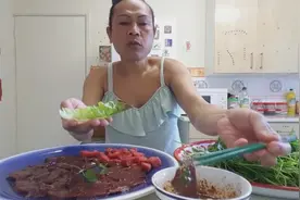 小姐姐爱吃生的猪肝和猪肉，吃得津津有味，感觉美味极了视频封面