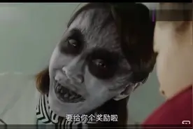 女鬼老师上课，全班只有小女孩站起来，原来有一双阴阳眼视频封面