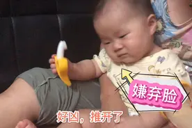 6个月的女宝宝进入厌奶期，脾气越来越暴躁，亲奶奶直呼太难缠！视频封面