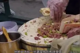 外国小伙吃了驴肉火烧，才知道中国是唯一吃驴肉的国家！