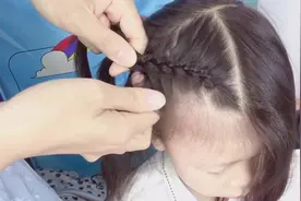 适合小姑娘上学的发型，扎法简单，发型干净利落