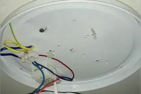 门口声控灯坏，报修一个星期物业没来维修，电工一气之下自己解决