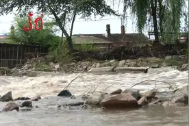 哈尔滨：玉泉突降暴雨 大水冲毁便桥