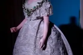 博物馆中的珍藏！那些18世纪欧洲皇室礼服，一种古典尊贵的美……视频封面