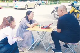 100里面有几个8？美女冥思苦想数出10个，数学老师一口气数20个视频封面