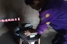 小强姐刚做好的土豆，准备要煮时，家里的小猫一直看