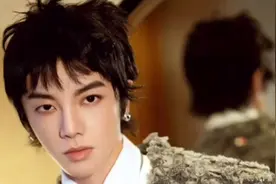 华晨宇张碧晨生子始末，两人并无婚姻关系，共同抚养孩子，视频封面