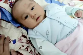 为什么宝宝最近喜欢这样打肚子，是什么原因呢？好担心她打疼自己视频封面