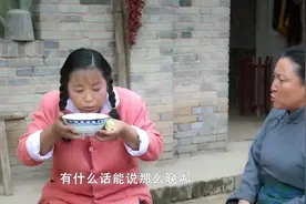 影视：农村胖丫头太生猛，手里拿着地瓜就啃，这吃相绝了~视频封面