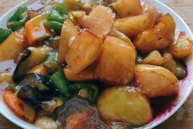 半个茄子，1个土豆，2个青椒，炒一道比肉都香的下饭菜