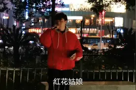 长沙湘江风光带，深夜一位零零后小伙子路边深情演唱《河边姑娘》视频封面