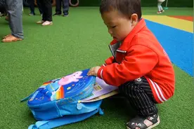 忠林背着小猪佩奇书包，第一次踏进幼儿园校门，感觉一切都很新鲜