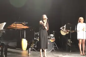 当年宋祖儿在美国高中演唱《小幸运》，这声音好甜美