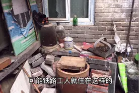 郑州铁路局职工宿舍，60年前工人的生活环境，破旧院落里的小房子视频封面