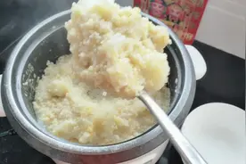 山西小县城早上吃的酸粥，对皮肤对胃都有好处，看看制作全过程。