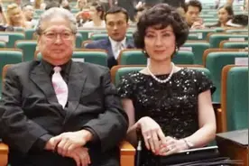 67岁洪金宝携太太现身领奖，高丽虹美艳如昔，夫妻恩爱视频封面