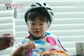 宋家三胞胎吃自助餐，三小只之间的对话好萌好可爱啊视频封面