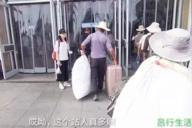 在西安站转车要等10几个小时，人满为患连坐的位置都没有！