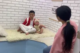 兄妹俩一起拍合照，小妹妹却一点都不配合，全程无任何表情视频封面