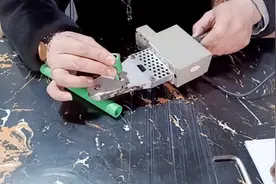 家里ppR水管上打了一个洞，现在看怎么样修复。