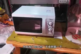 顾客要吃热的，小伙花了268元在拼多多上买的美的微波炉，真划算视频封面