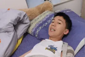 恶搞男友的100种方法：当他玩游戏玩的最激烈时，手机拿了会怎样
