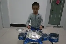 架子鼓---小军鼓和底鼓配合练习 每小节底鼓4拍 小军鼓左右手空拍