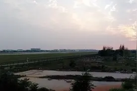 近景实拍郑州航空港区T2候机楼飞机起飞降落视频封面