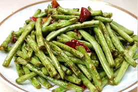 重庆妹子做家常素炒豇豆，豇豆麻辣入味，适合夏天配稀饭的好菜