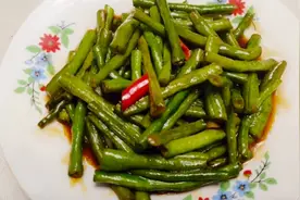 豇豆的家常做法，清爽可口，步骤简单，夏天吃还是挺不错的视频封面