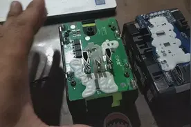 发哥又拆两个电扳手电池对比，大艺v东成，好不好？你们看吧