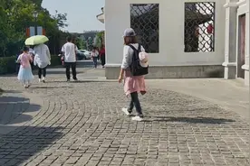 小闫带妹妹逛山塘街，那里依然人声鼎沸，无意中发现这个好地方！