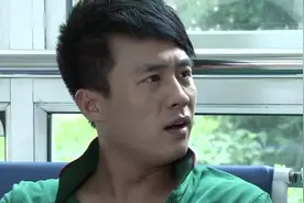 小伙和哥们坐等检验结果，小伙紧张得直颤抖，哥们还不忘搞恶作剧视频封面