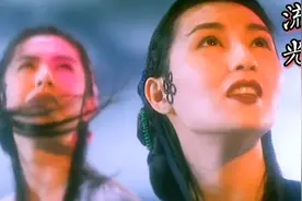 《青蛇》主题曲《流光飞舞》旋律悱恻缠绵，王祖贤张曼玉绝代风华
