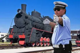 挥挥小旗，火车就乖乖的排队？道钉带你来学铁路上的旗言旗语。