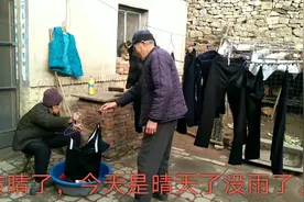 农村爷爷买了洗衣机不会用，咱去教教他怎么用！！视频封面
