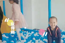 带兄弟俩出去玩，玩得不肯回家，玩到天黑了才回来视频封面