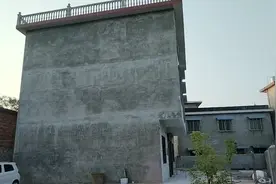 农村自建房开间10米×深度8米，外墙喷沙，这样设计不错