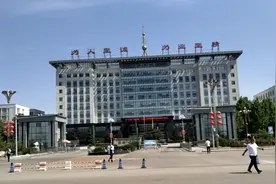 潞安最大的煤矿古城矿一览，硕大的停车场，可惜不让进视频封面