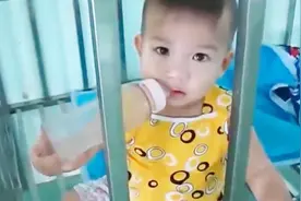 孤儿院里的小宝宝，缺少照顾哭闹不止，让人又爱又怜！视频封面