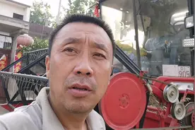 老田带大家看看收割机的割麦操作流程。