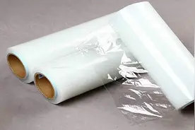 睡前把保鲜膜缠在脚上，作用太棒了，好多人不清楚怎么回事，试试