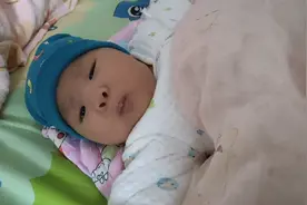 芹姐的宝贝孙子，白天睡觉总是睡一小会就又醒了，然后各种小动作视频封面