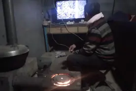 朴实的老崔,老崔坐在炉子旁,正在观看齐鲁台小么哥的拉呱节目～视频封面