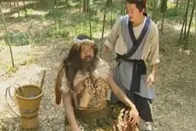 吴京每天进山陪野人，两人在一起画风清奇，竟有种岁月静好的感觉视频封面