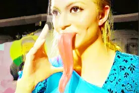 5位舌头最长的女士！舌头长了就是方便还能这样玩！视频封面