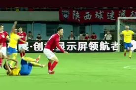 夺命飞脚！中甲球员飞踹对手头部被红牌罚下，这行为，太恶劣了！视频封面