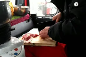 看看卡友如何在大床车里炒菜做饭，和在家一样享用美食！视频封面