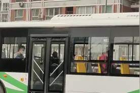 实拍:石家庄南三环，公交车就坐三个人，真是少的可怜！视频封面
