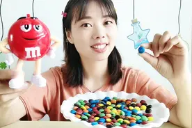 美食拆箱，趣味“M公仔巧克力豆”，经典造型超萌，香甜味美